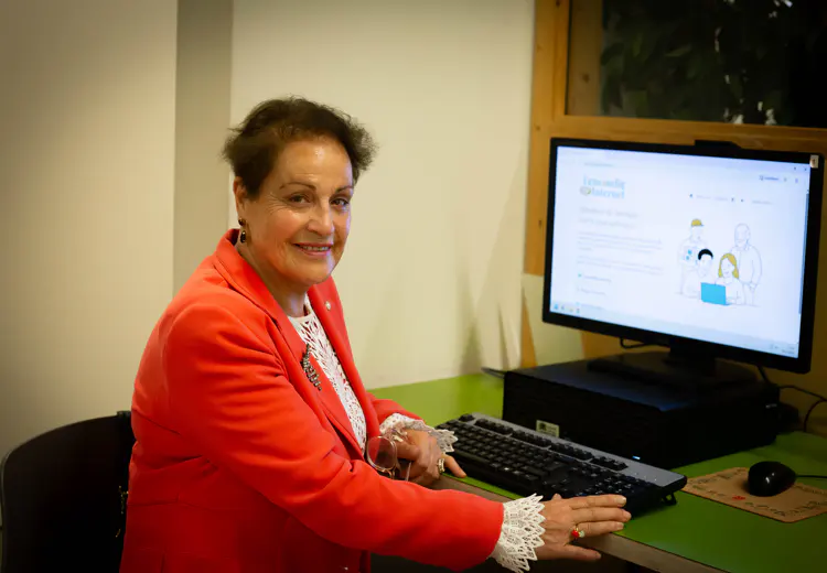 Rosa uit Den Haag leert met hulp van Steffie en haar vrienden omgaan met websites.